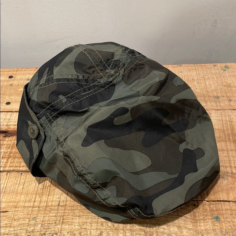 Baby gap Camouflage 🧢 size M/L